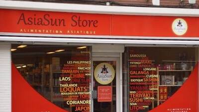 La devanture rouge du magasin AsiaSun, à Nivelles